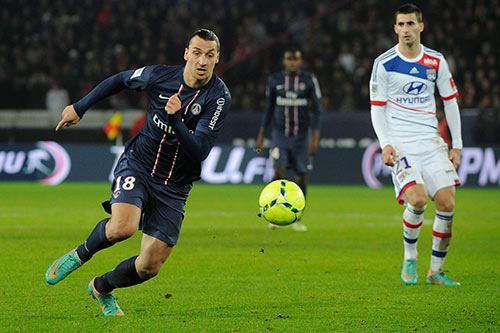 Zlatan Ibrahimovic (Paris Saint-Germain) et Maxime Gonalons (Lyon)