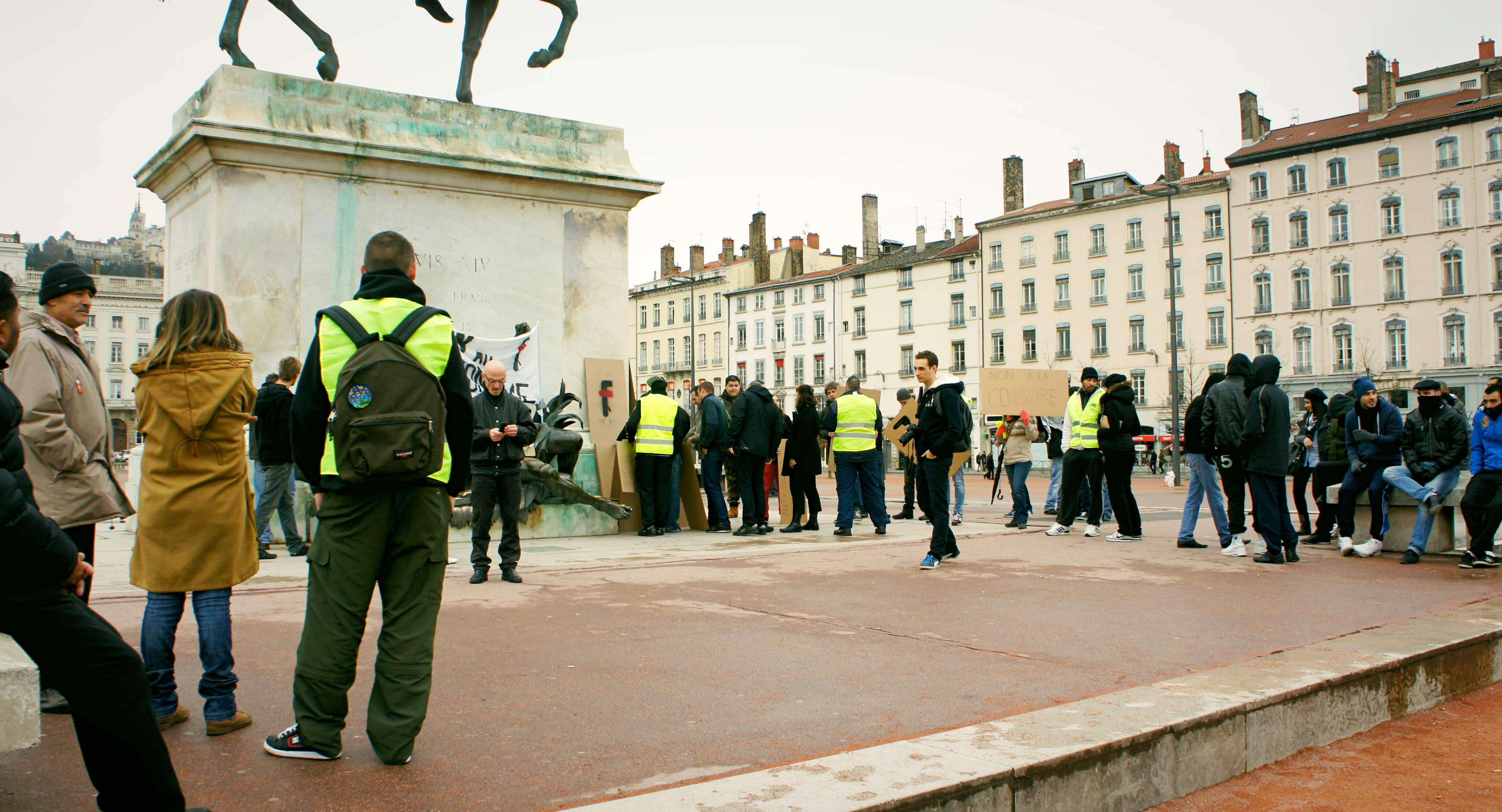 Les manifestants "quenelliers lyonnais" ce dimanche 26 ajnvier à 14 heures, sur la place Bellecour.