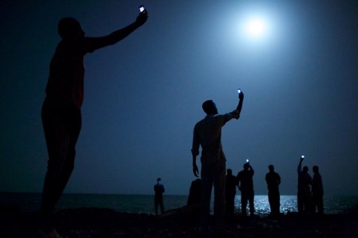 World Press 2014 - 26 février 2013, Djibouti. Des migrants africains tentent de capter le réseau téléphonique somalien (moins cher) depuis Djibouti, pour joindre leurs proches. Crédits : JOHN STEINMEYER/VII POUR "NATIONAL GEOGRAPHIC".
