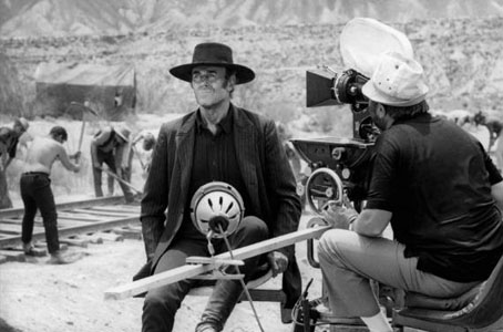 Ecrite avant le tournage, la musique de Morricone est diffusée par Leone sur le plateau de Il était une fois dans l'ouest pour accompagner les acteurs (ici Henry Fonda).