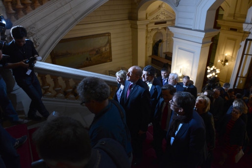 Gérard Collomb, réélu maire de Lyon pour un 3e mandat, en marche vers les questions des journalistes à la préfecture.