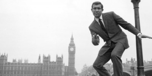Solo se déroule en 1969, année où Bond était incarné par George Lazenby à l'écran.