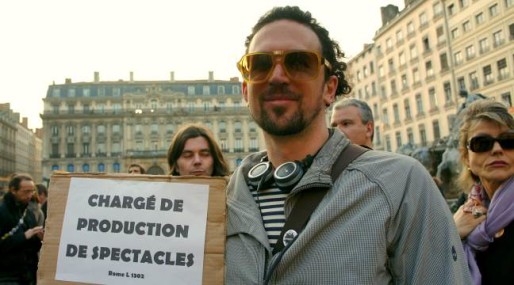 De nombreux manifestants brandissaient leurs métiers sur de petites pancartes, comme ici Sylvain, chargé de production de spectacle. Crédits : Camille ROMANO/Rue89Lyon