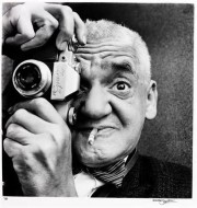 Le photographe Weegee en 1963