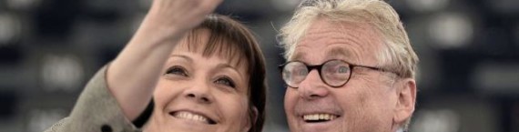 Syvlie Guillaume, eurodéputée PS de la région sud est, fait un selfie avec Daniel Cohn-Bendit.