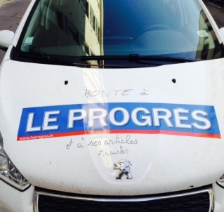 Une voiture du Progrès taguée.