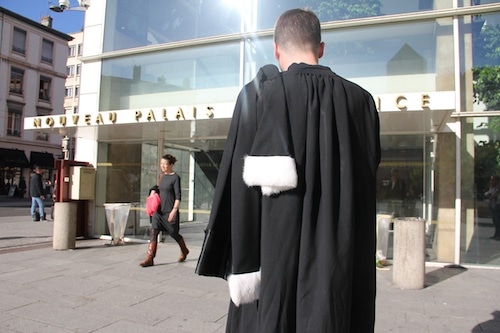 Un avocat devant le palais de Justice de Lyon qui abrite, entre autres, le tribunal de grande instance (TGI) © Pierre Maier / Rue89Lyon