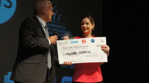 Chrystelle Armata, candidate de la région Rhône-Alpes, reçoit le troisième prix du jury lors du concours de "Ma Thèse en 180 secondes", à Lyon, le 10 juin 2014.