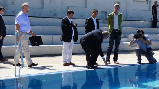 Gérard Collomb se mouille du bout du doigt à la piscine du Rhône. ©Matthieu Beigbeder/Rue89Lyon.