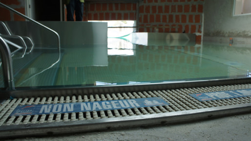 L'entrée du couloir nageur qui permettra d'accéder, en hiver, au bassin Nord de la piscine du Rhône. ©Matthieu Beigbeder/Rue89Lyon.