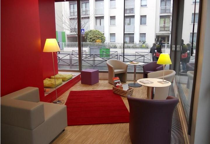 Une des caractéristiques des bibliothèques tiers-lieu est son intérieur très cosy et confortable. Capture d'écran  equipement.paris.fr
