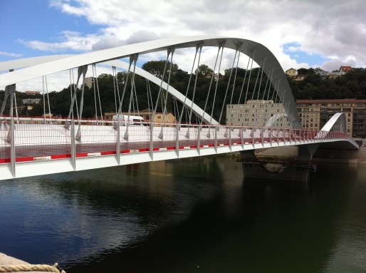 Le pont Schuman qui enjambe la Saône entre les 4è et 9è arrondissements de Lyon, doit être praticable par les automobilistes à partir d'octobre 2014.
