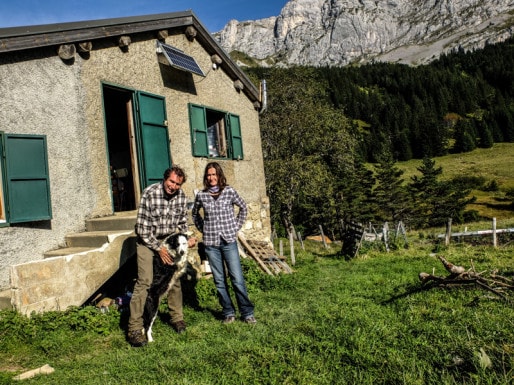 Christelle Guignard et Cyril Escamez, éleveuse et berger devant la cabane de la Fauge dans le Vercors. Crédit : Victor Guilbert/Rue89Lyon