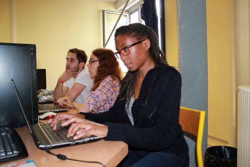 Des étudiants pendant l'install-party de CoLibre. ET/Rue89Lyon.