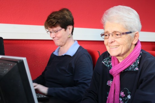 Rose et Irène en cours d'initiation à l'informatique. Crédit : E.T./Rue89Lyon.