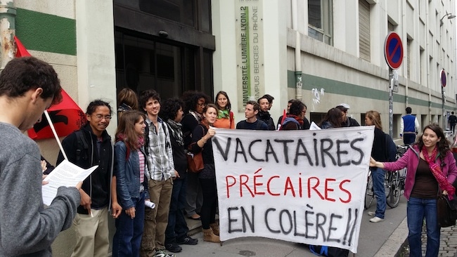 Rassemblement de d'une vingtaine de vacataires devant les bureaux de la direction de l'université Lyon 2 le 8 octobre 2014 ©DR