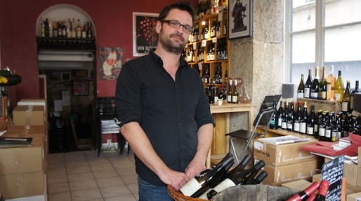 Mathieu Perrin a ouvert sa cave et son bar à vin, Le Vin des Vivants, en 2012. Crédit : DD/Rue89Lyon.