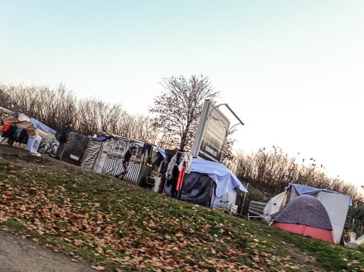 Le campement de l’avenue Esmonin, à Grenoble, regroupe près de 260 personnes. Crédit : VG/Rue89Lyon