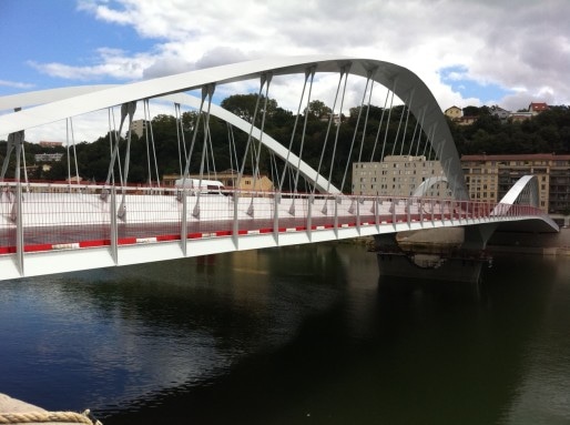 Le pont Schuman, un mois avant son inauguration, vierge de tout passage automobile. Crédit : DD/Rue89Lyon.