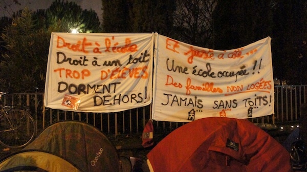Deux tentes du campement de quelques heures qui a été dressé devant les grilles de la préfecture du Rhône ce 10 décembre. ©Guillaume Bernard/Rue89Lyon 