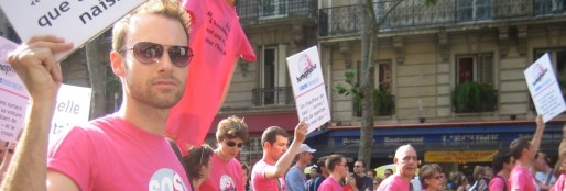 Manifestants-de-SOS-Homophobie-a-la-Marche-des-Fiertes-LGBT-de-Paris-en-juin-2006-heteroclite-copyright-Sébastien-Bertrand