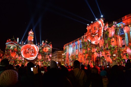 Fêtes des Lumières 2013 - Mise en lumière de la façade de l'Hôtel de ville au coeur de Lyon. Source : magazine.grandlyon.com.