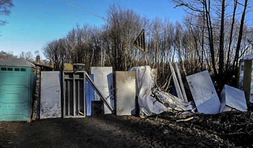 Les zadistes ont dressé une barricade autour de la zone. Trois postes vigies sont occupés en parmanence. Crédit : zadroybon.wordpress.com