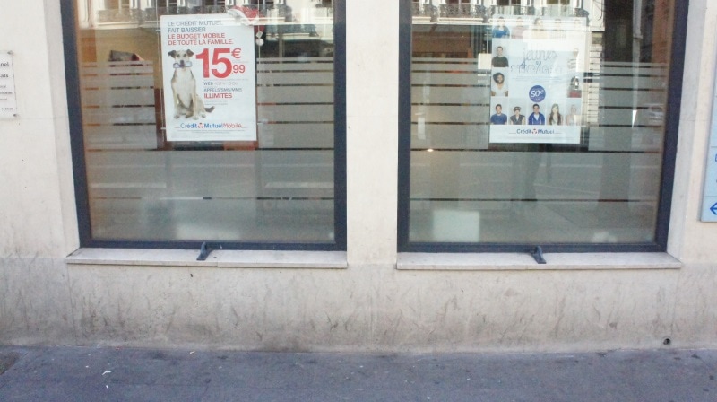 DIspositif anti-SDF devant la fenêtre du Crédit Mutuel 12 rue de la République. Crédit GB/Rue89 Lyon.