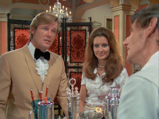 Roger Moore donne la recette du Créole Crème dans le premier épisode d'"Amicalement vôtre" écrit par Clemens.