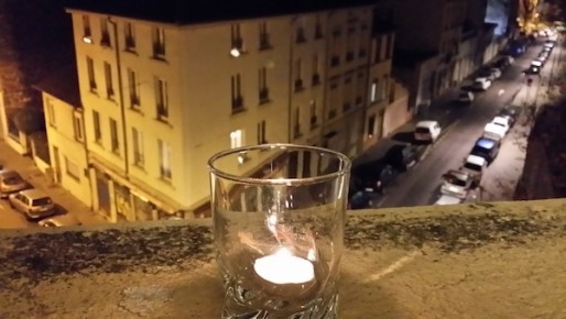 Une bougie en hommage à Charlie Hebdo sur la fenêtre d'un immeuble à Lyon. ©LB/Rue89Lyon