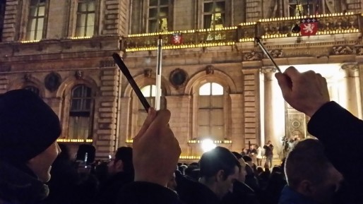 Rassemblement massif place des Terreaux, à Lyon, suite à l'assassinat de journalistes à Charlie Hebdo, mercredi 7 janvier. Crédit : LB/Rue89Lyon.