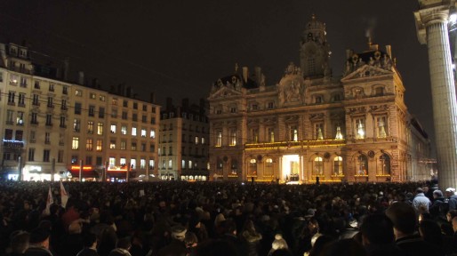 A partir de 18 heures, plusieurs milliers de personnes se sont réunies dans le silence en hommage aux victimes de l'attaque contre le journal Charlie Hebdo remplissant entièrement la place des Terreaux. Crédit : BE/Rue89Lyon.