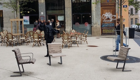 Des sièges individuels, place des tapis, sur le plateau de la Croix-Rousse (Lyon 4ème). ©Rue89Lyon 