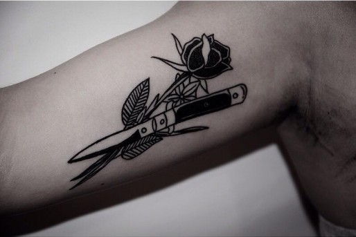 tatouage rose coupée au couteau