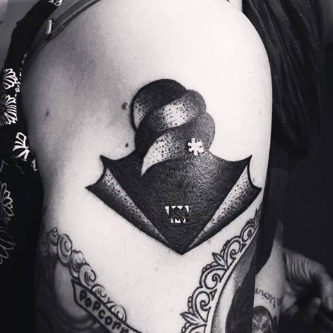 tatouage noir et blanc dents