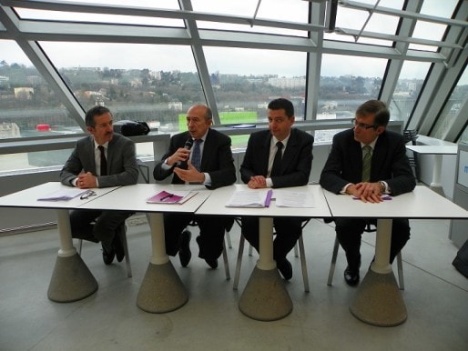 Conférence de presse (de gauche à droite) : Jean PAPADOPULO, Gerard COLLOMB (président du pôle métropolitain), Gael PERDRIAU (président de la métropole Saint-Etienne), Patrick CURTAUD (adjoint au maire de Vienne - représentant CAPI) / ©Axel Poulain/Rue89Lyon