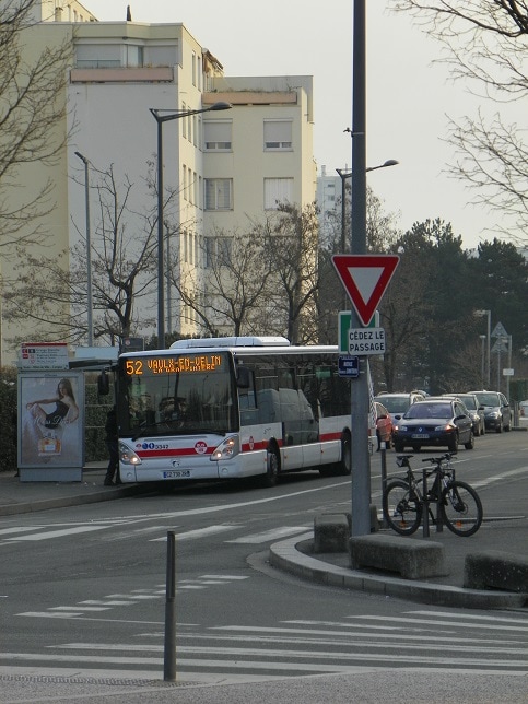 Arrêt de bus (n°52) Mas du Taureau Vaux-en-Velin. Crédits AxelPoulain/Rue89Lyon