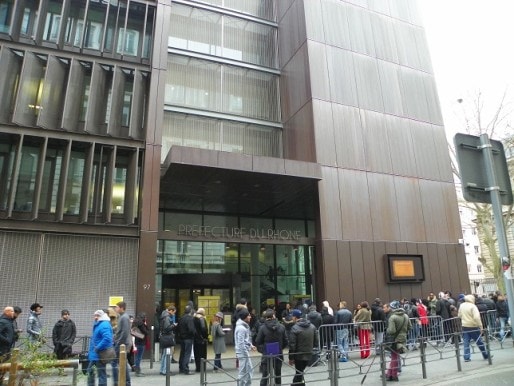 File d'attente Saxe - Préfecture du Rhône. Crédits Axel Poulain/Rue89Lyon