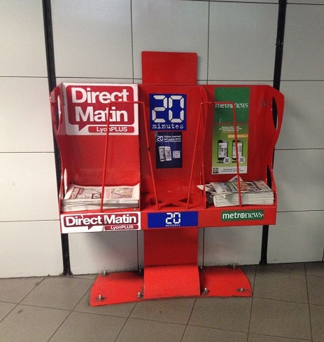 Présentoirs à journaux (20Minutes, Metronews & Direct Matin), station de métro Saxe-Gambetta / Crédits Axel Poulain/Rue89Lyon