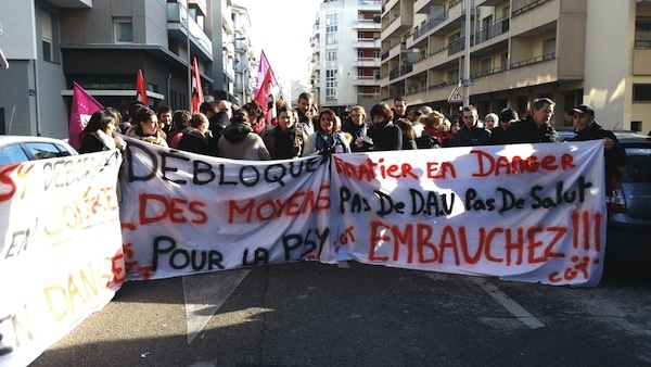 Le 12 février, les agents du Vinatier étaient appelés à faire grève et à se réunir devant l'ARS. ©LB/Rue89Lyon