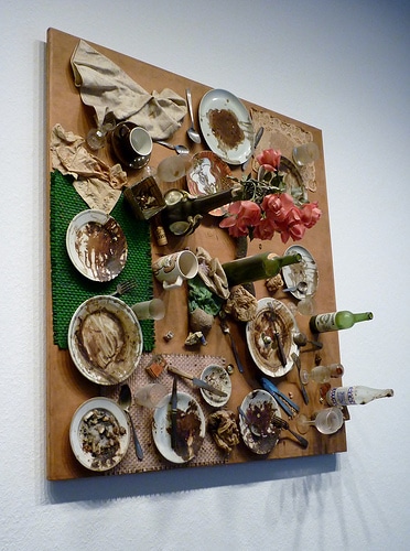 "Tableau-piège" de Daniel Spoerri  exposée à la Neue Nationalgalerie / Crédits Flickr