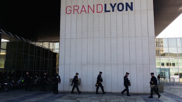 Lundi 23 mars, jour de grève et de manif. Des CRS devant le siège de la Métropole de Lyon. ©LB/Rue89Lyon