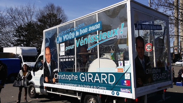 Le Camion transparent de Christophe Girard (divers droite) devant le marché des Minguettes le 28 février. ©LB/Rue89Lyon