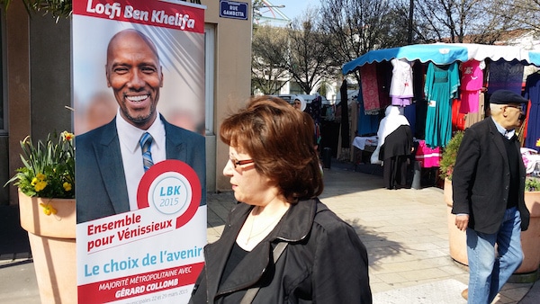 Une affiche du candidat Lotfi Ben Khelifa sur le marché du centre-ville de Vénissieux. ©LB/Rue89Lyon