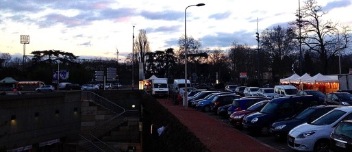 Des camions ambulants devant le stade de Gerland, un soir de match