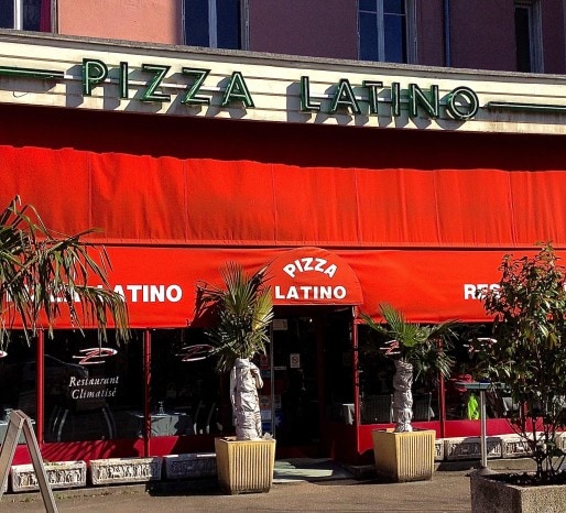 Devanture du "Pizza Latino", rue Mérieux