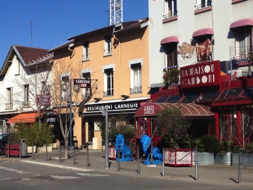 Rue Mérieux, à deux pas du stade de Gerland, des rangées de restaurants