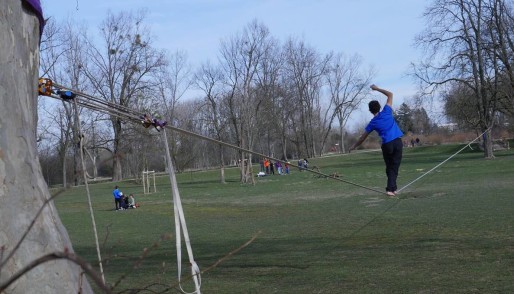 Jeune homme faisant de la slackline sur une longline