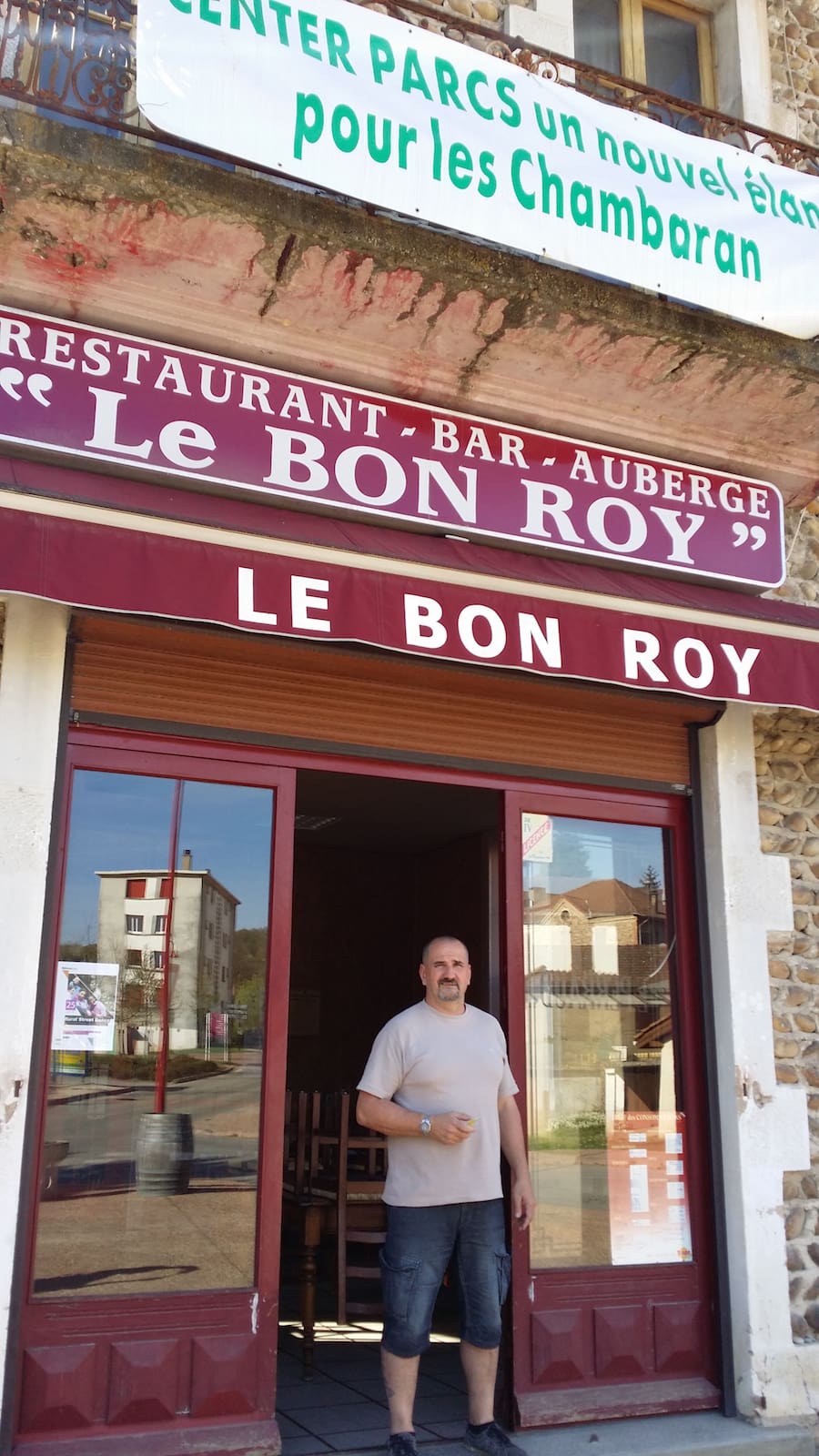 Sylvain Merle, le patron d'un des deux bars de Roybon. ©LB/Rue8Lyon