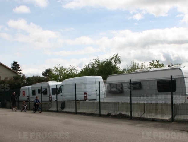 Les caravanes installées à Lozanne depuis le 1er mai. Capture d'écran Le Progrès